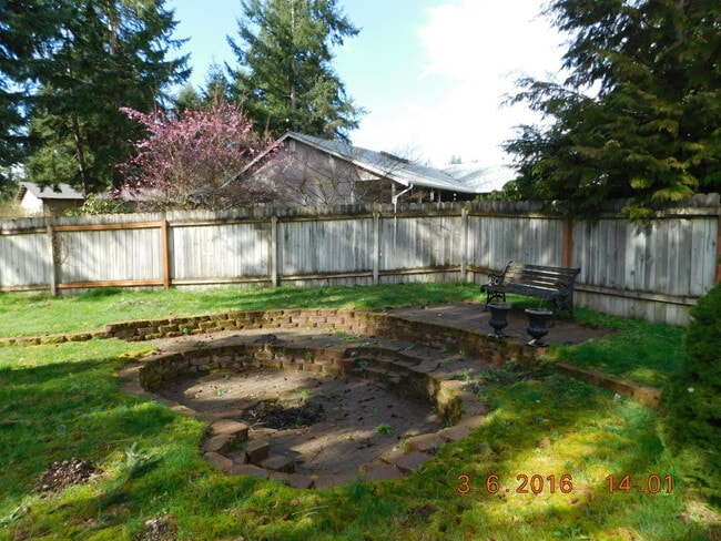 Building Photo - Beautifully Custom Updated 3BD/1.5BA Home ~ Gorgeous Kitchen & Master Bedroom!