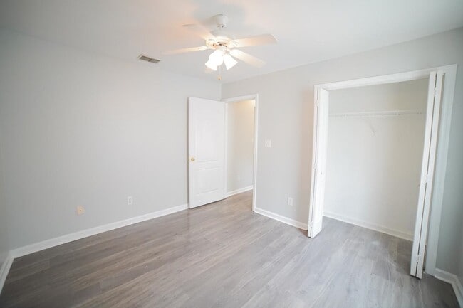 Building Photo - 1060 Kingdom Dr