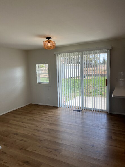 Building Photo - 1209 NE Brown Dr