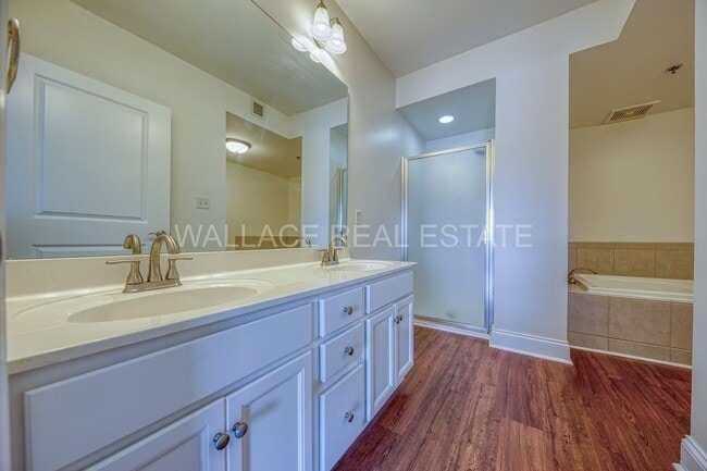 Building Photo - 3 BEDROOM CONDO IN RIVER TOWNE - A GATED LAKEFRONT COMMUNITY!!