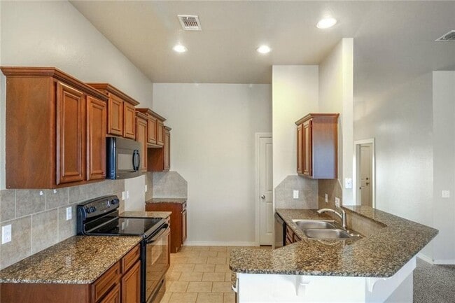 Building Photo - Beautiful 4 + Bedroom Home in Gated North ...