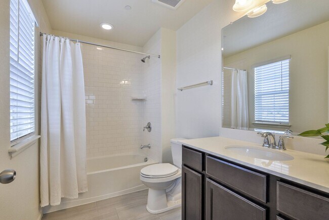 Building Photo - Beautiful 2-Bedroom, 2.5-Bath Townhome in ...
