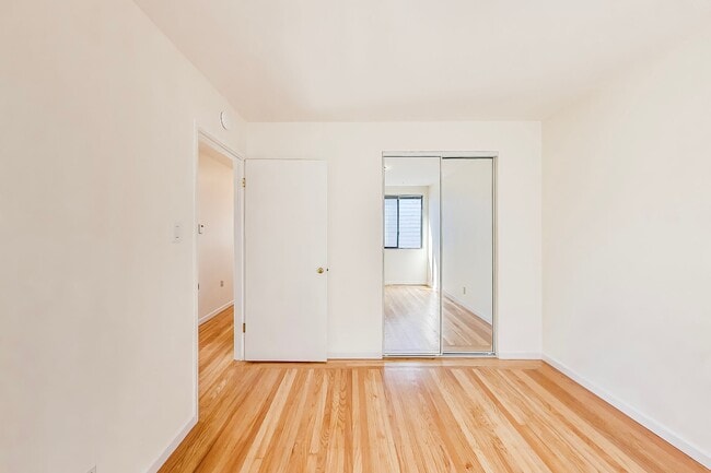 Building Photo - Top-Floor 2BD/1BA Near Ocean Beach & Golden Gate Park