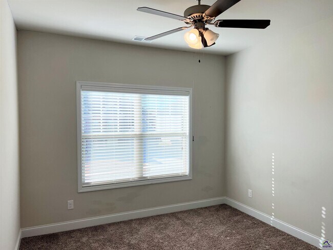 Building Photo - 105 Lacey Oak Ln