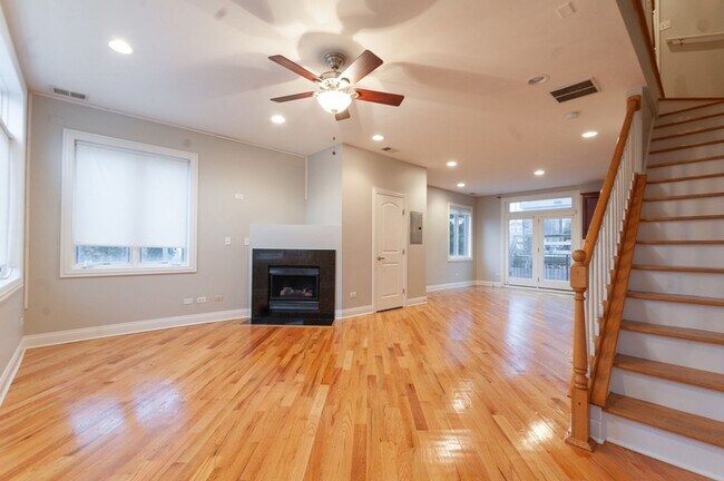 Building Photo - Beautiful Three Bed, Two Bath Townhome in Mont Clare