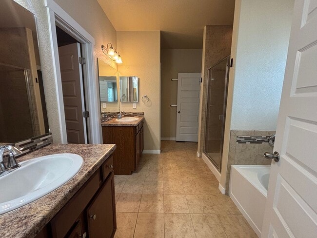 Building Photo - 5 Bedroom, 3 Bathroom Single-Family Home w...