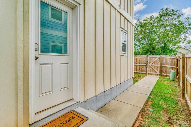 Building Photo - 1002 W Main St