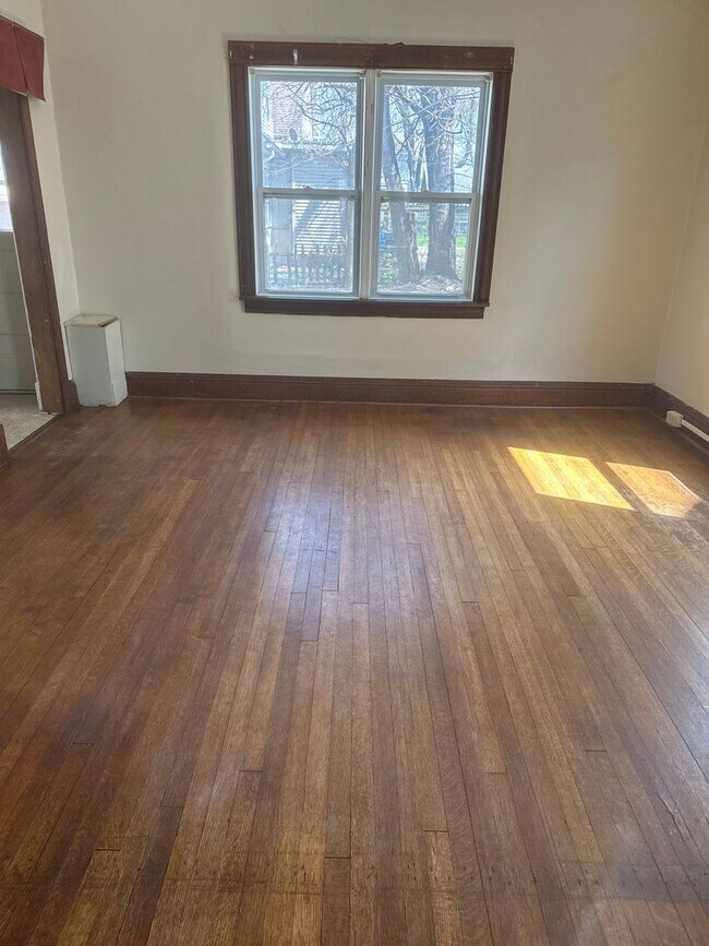 Building Photo - 3 bedroom house