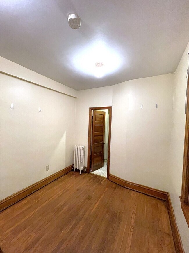 Building Photo - 409 S Pacific Ave