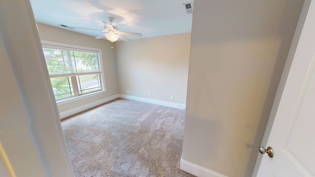 Building Photo - Large 5 Bedroom with Large Fenced in Back ...