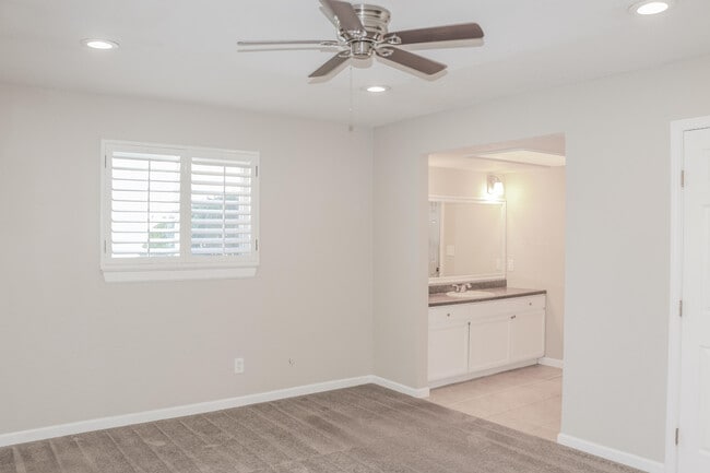 Building Photo - 816 Marimba Dr