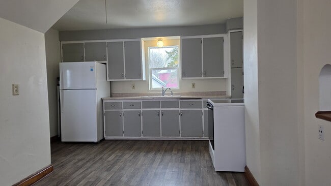 Building Photo - 212 S Badger Ave