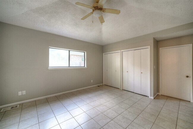 Building Photo - 25 Shady Oak Ln