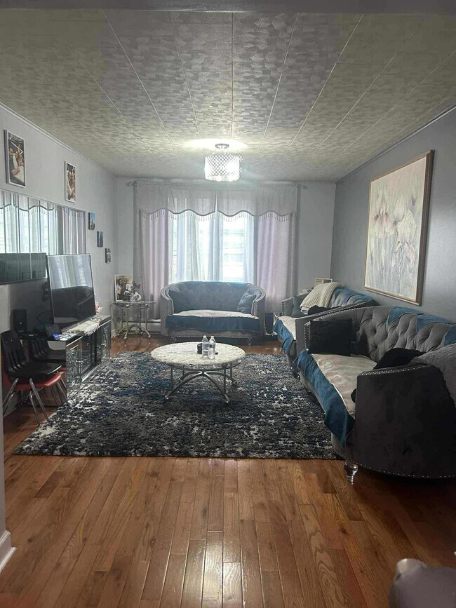 Primary Photo - 166 W 32nd St
