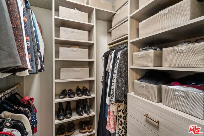 Building Photo - 960 Larrabee St