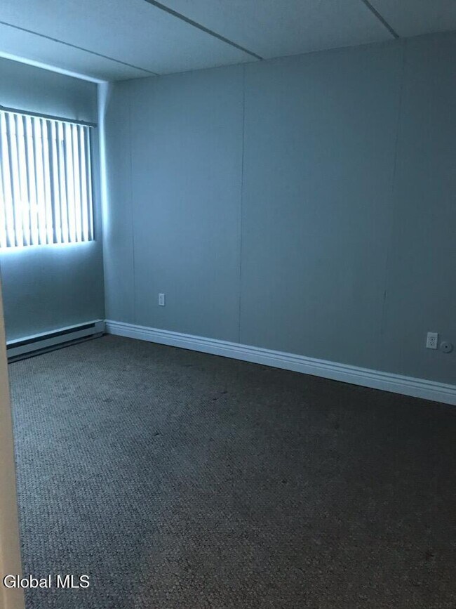 Building Photo - 82 Crescent St