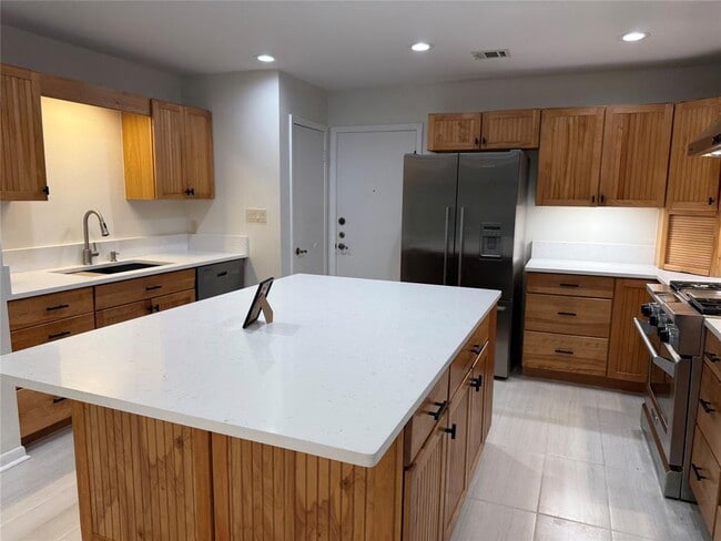 Building Photo - 9106 Rockcrest Cir