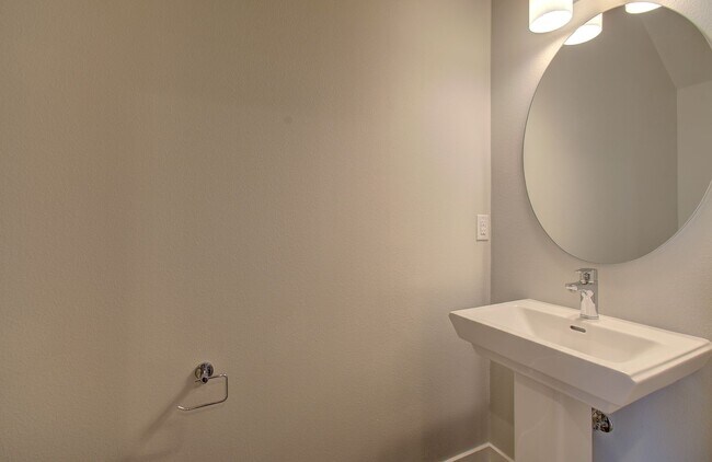 Building Photo - Beautiful Townhouse with Easy Access to Everything!