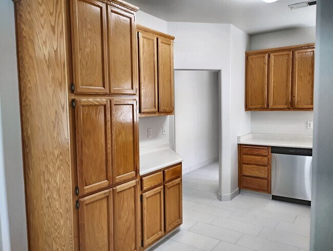 Building Photo - 628 Gateway Dr
