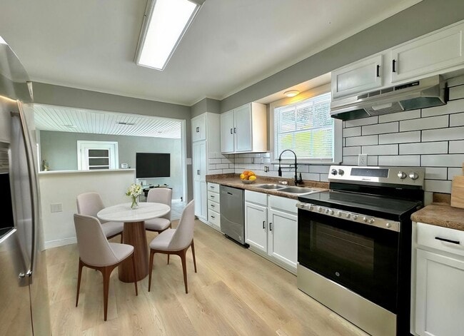 Building Photo - Available Now! 3/2 House for Rent!