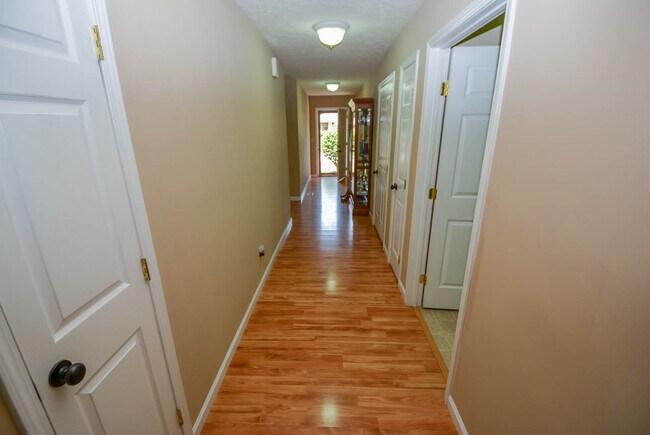 Building Photo - 808 S Silverwood Rd