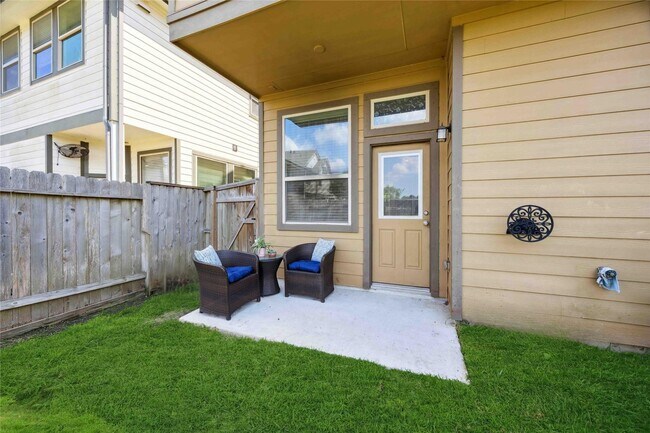 Building Photo - 323 Biltmore Loop