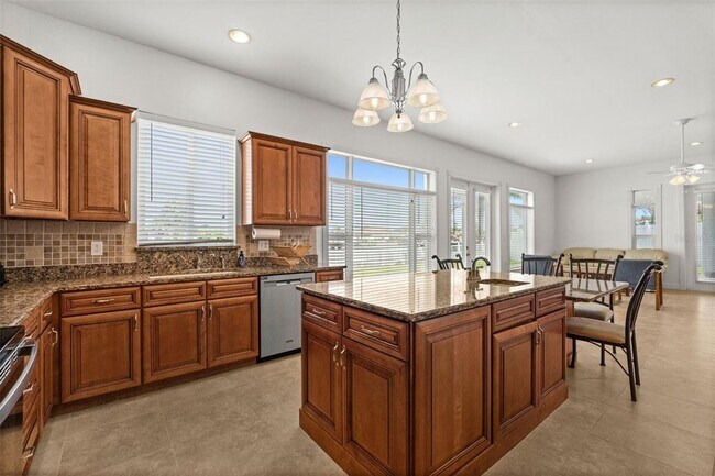 Building Photo - 710 116th Ave