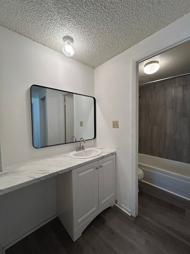 Building Photo - Wonderful 1 BR/1 BA Ground Floor Condo in ...