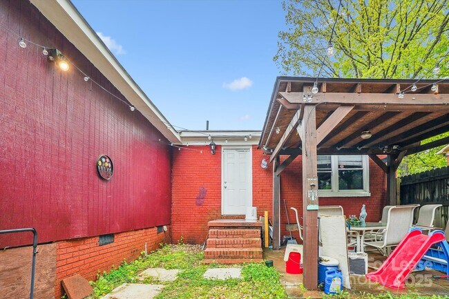Building Photo - 6800 Deanwood Pl