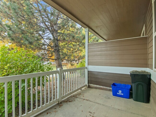 Building Photo - Charming 2 bed 2 bath Condo Near Centerra!