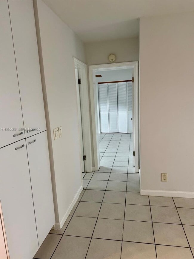 Building Photo - 1100 NE 9th Ave