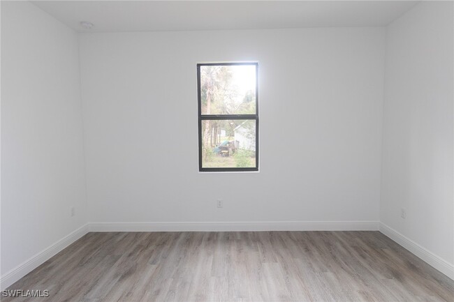 Building Photo - 3015 S Balsam Cir