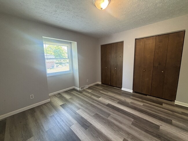 Building Photo - 601 Lakeview Dr