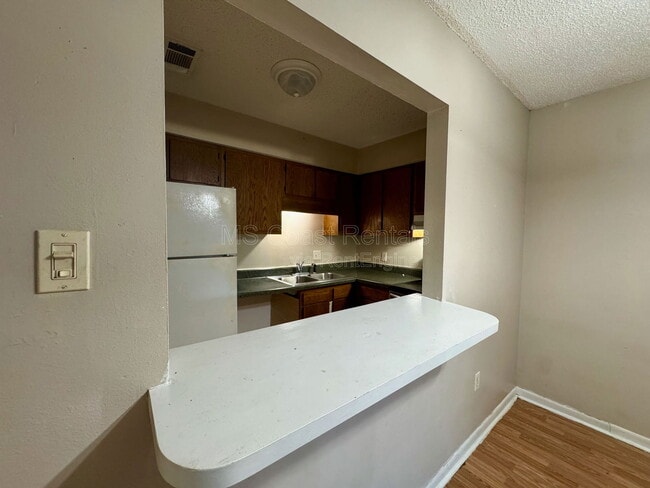 Building Photo - 190 Tegarden Rd