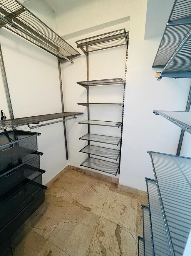 Building Photo - 1408 Brickell Bay Dr