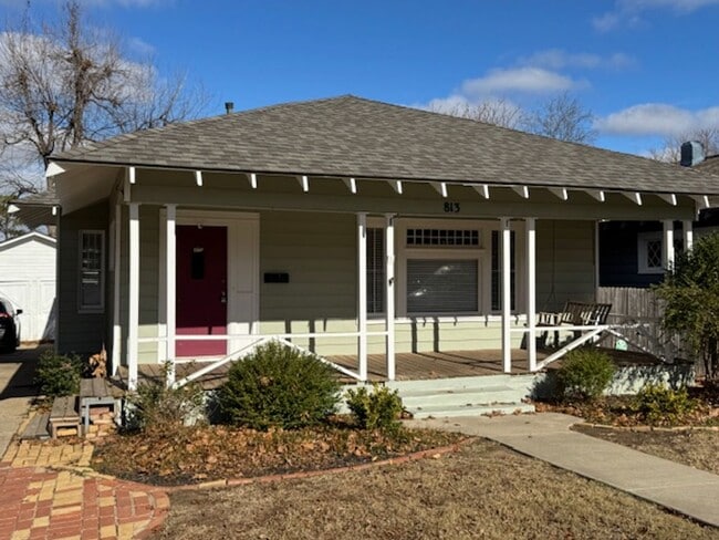 Building Photo - 2 bed 2 bath historic remodeled home with an awesome 1bed 1 bath detached apartment! Mesta Park b...
