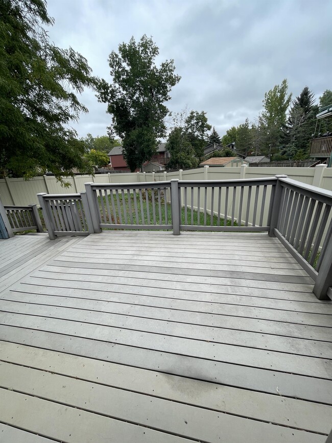 Building Photo - 385 Pheasant Pl