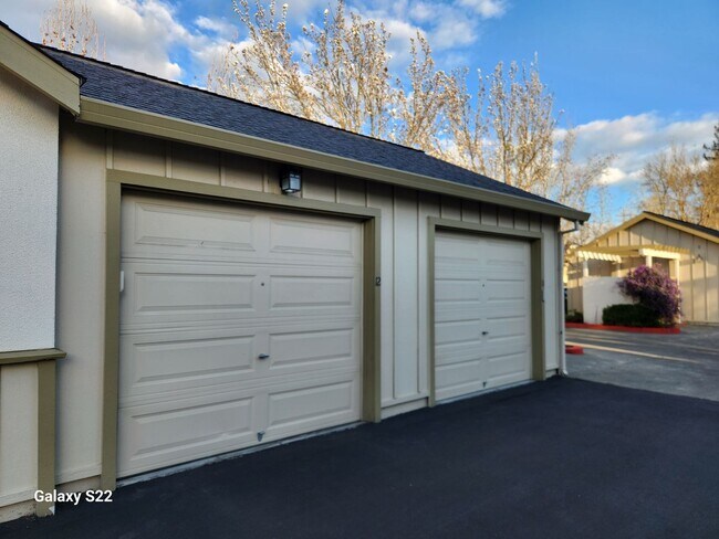 Building Photo - Immaculate Two story,  1 Bedroom, 1 Bathroom, Condo, lots of light,  Close to everything!