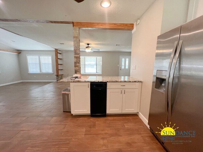 Building Photo - Beautiful 3 bedroom home that is centrally...