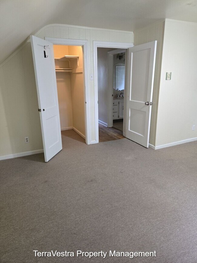 Building Photo - Now Showing for 2026-2027 School Year Glassboro 4 Bed 2.5 Bath