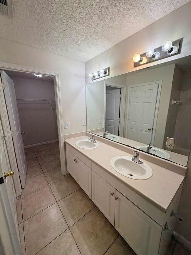 Building Photo - Welcome To The Estates At Westbury