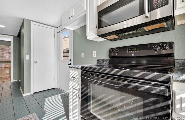 Building Photo - 420 N Cummings Ave