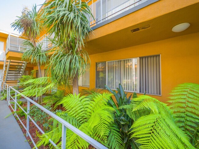 Interior Photo - 1166 S. Crenshaw Blvd