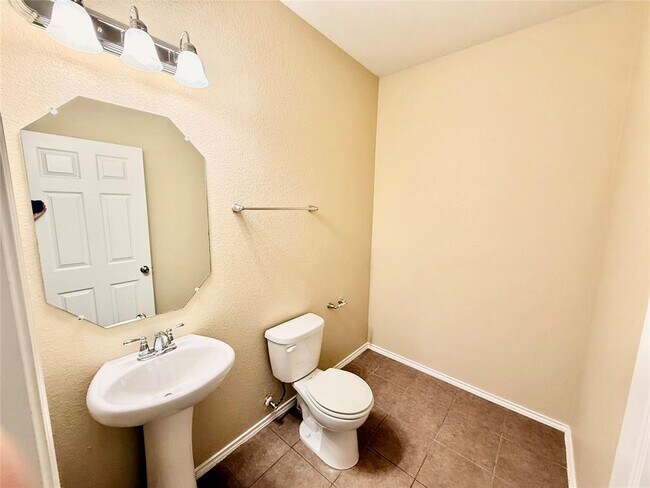 Building Photo - 1223 Daffodil Dr