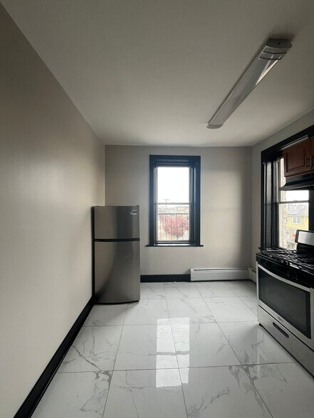 Building Photo - 90 E 25th St