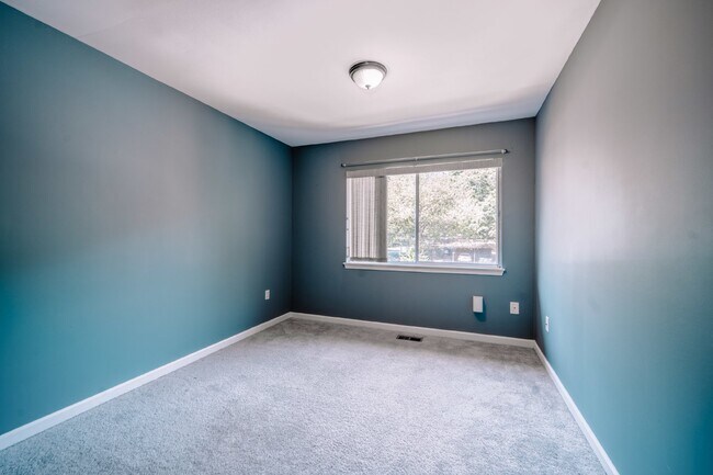 Building Photo - Spacious 5-Bedroom End-Unit Townhome in Reston with 3 Finished Levels, Renovated Kitchen & Fenced...