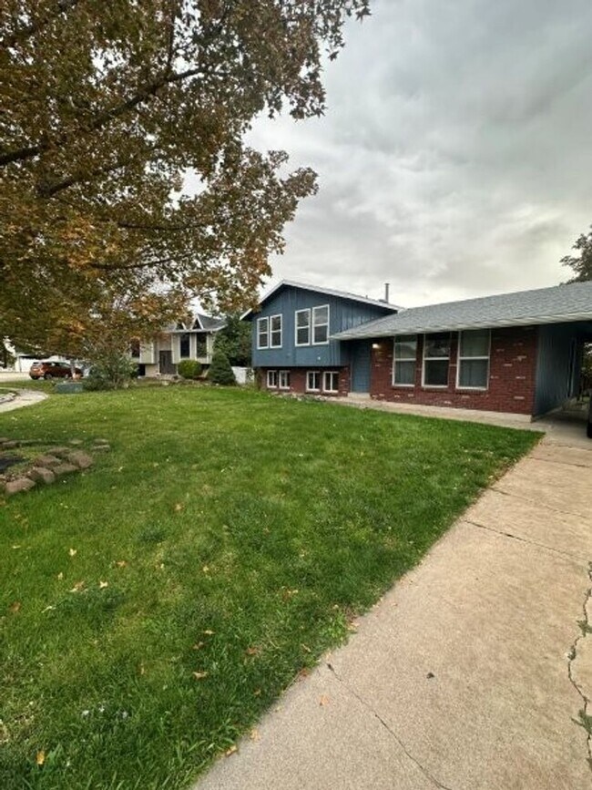 Building Photo - Fall Special – 3 Weeks FREE Rent on 4 Bed,...