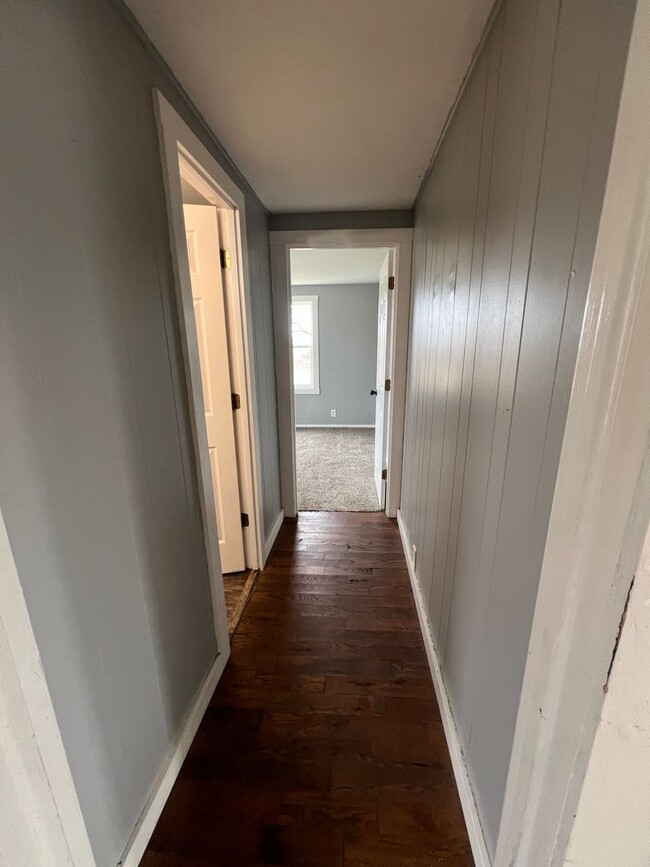 Building Photo - 3 bedroom/1 bathroom house