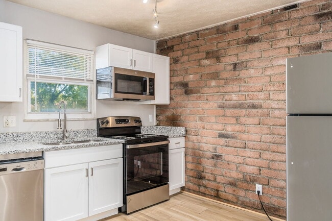 Building Photo - Spacious 2-Bedroom Apartment Near Downtown & German Village