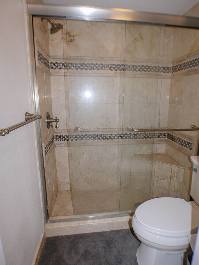 Building Photo - RARE Offering 2BD/2BA - Condo of secured building in highly sought after Boutique Bella Capri bui...